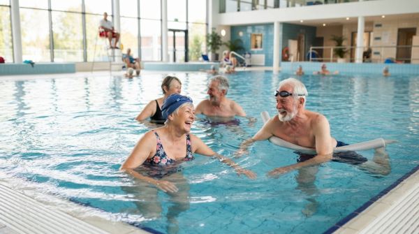 La natation, un sport tout indiqué pour les seniors